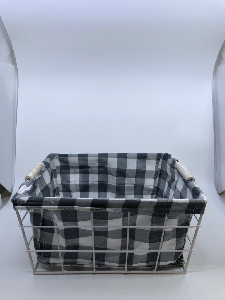 WHITE METAL ORGANIZE BASKET W/GREY PLAID LINING.