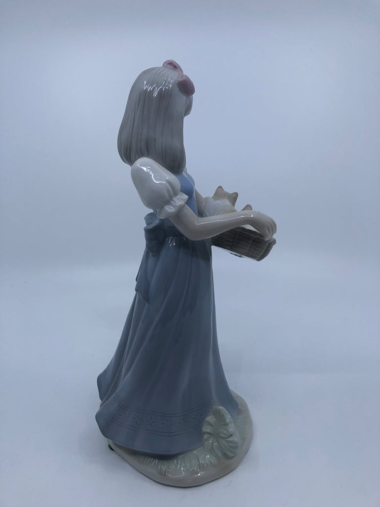 GIRL W/KITTENS PORCELAIN FIGURINE.