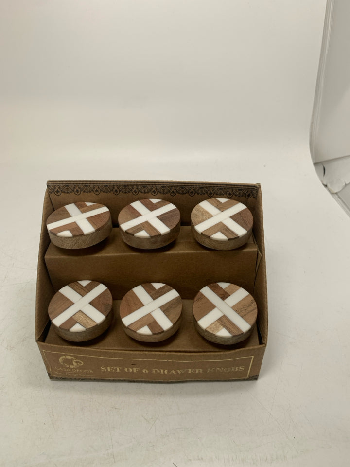 NIP WOOD/WHITE CIRCLE DRAWER KNOBS 6.