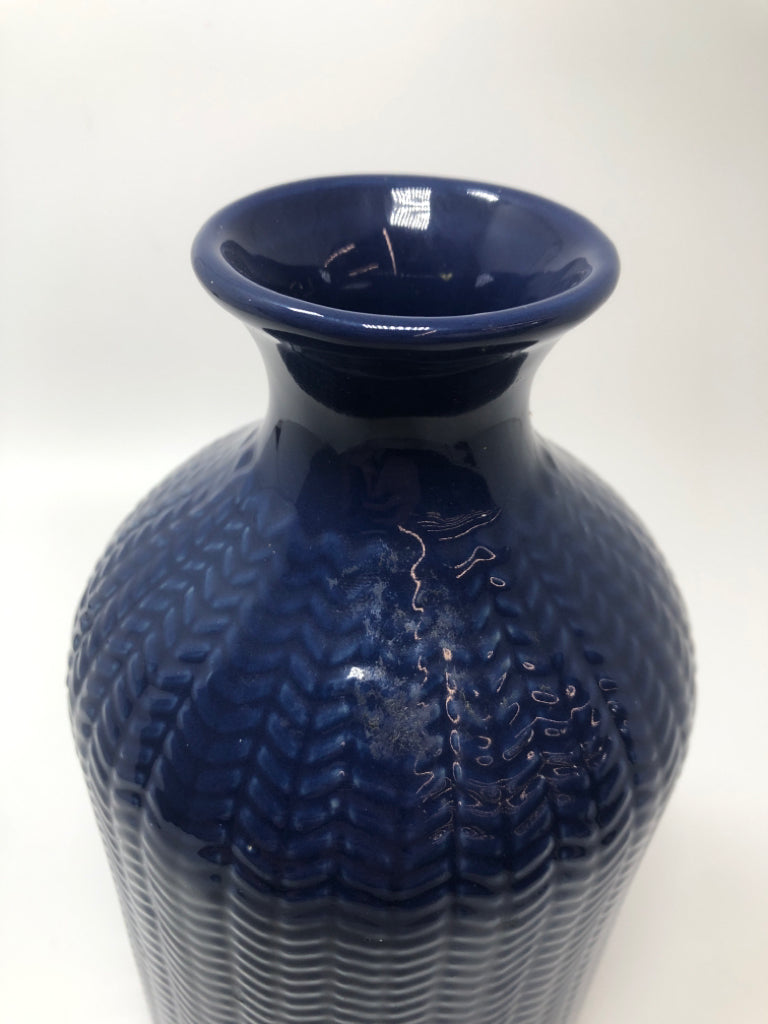 BLUE CERAMIC RIBBED VASE.