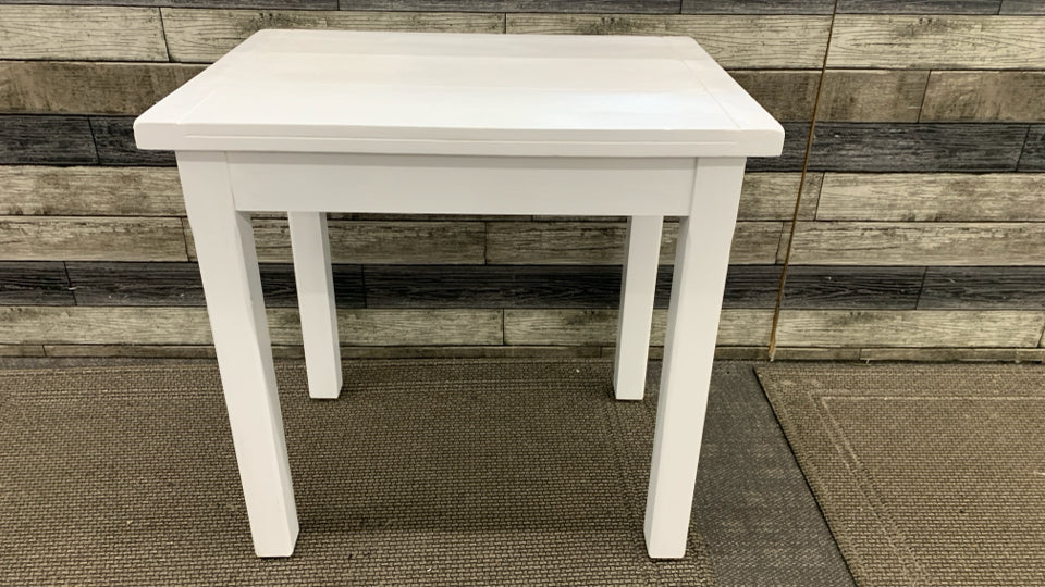 WHITE PAINTED WOOD SIDE TABLE.