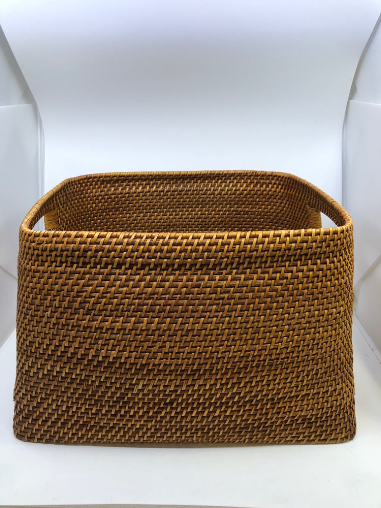 WOVEN CARMEL COLOR BASKET W/ HANDLES.