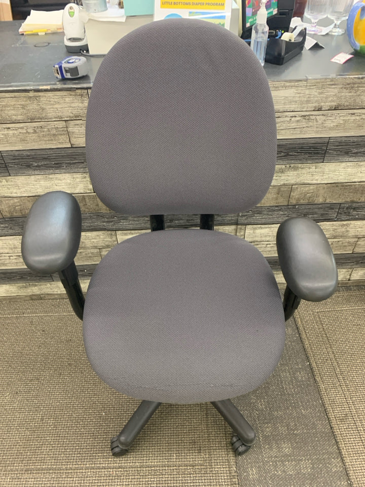 GREY SWIVEL OFFICE CHAIR.