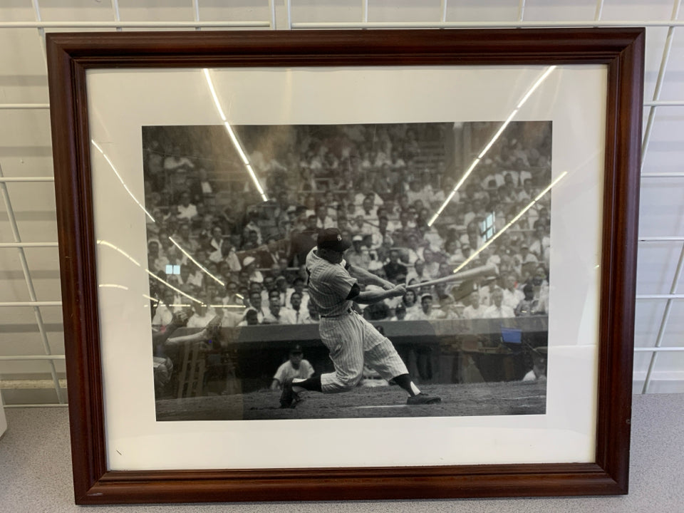 MICKEY MANTLE PHOTO IN BROWN WOOD FRAME.