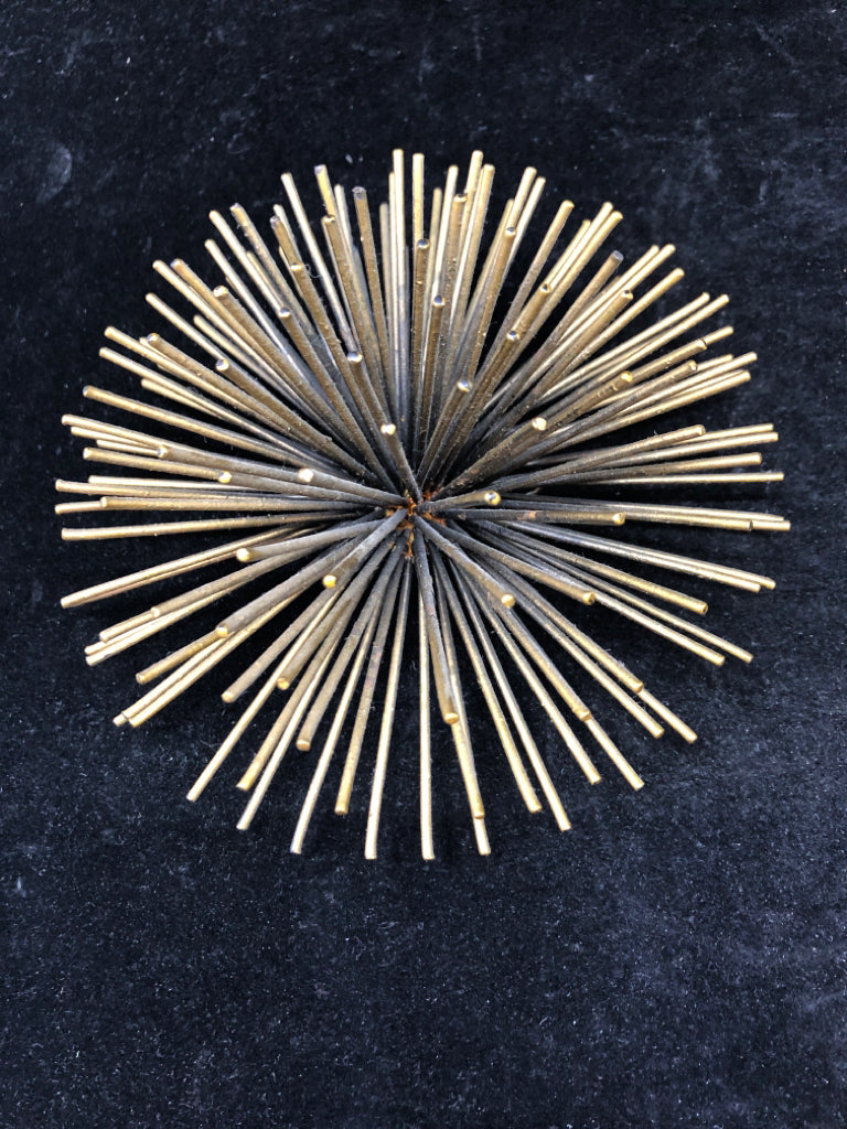 2 SMALL GOLD STARBURST.