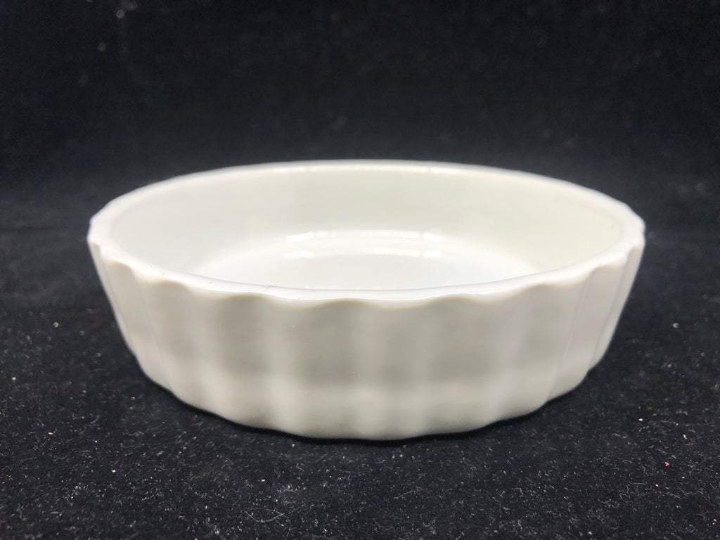 SMALL WHITE RIBBED BAKING DISH.