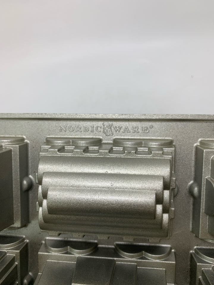 TRAIN CAKE PAN 5 CUP 3D TRAIN MODEL MOLD.