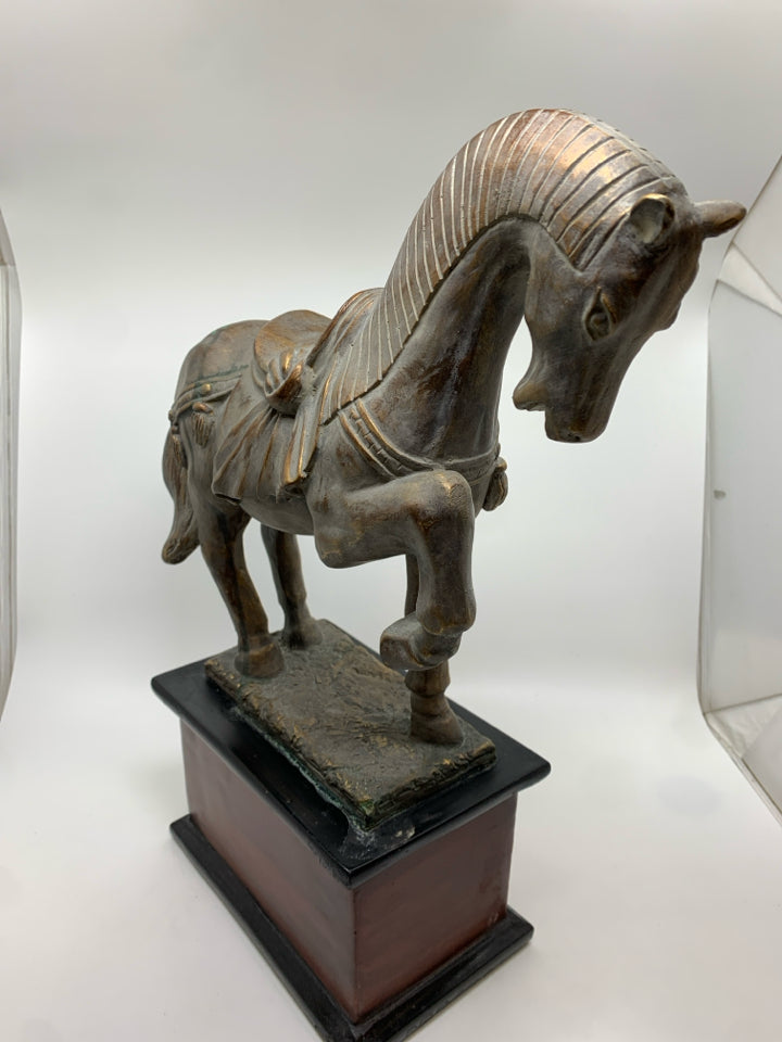 DISTRESSED RESIN HORSE ON WOOD BLOCK DECOR.