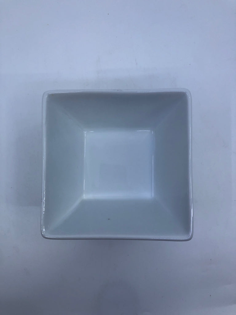 4 WHITE SQUARE SMALL BOWLS.