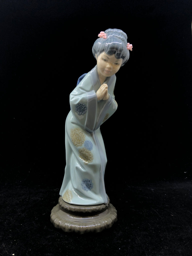 LLADRO WOMAN BOWING IN BLUE KIMONO.
