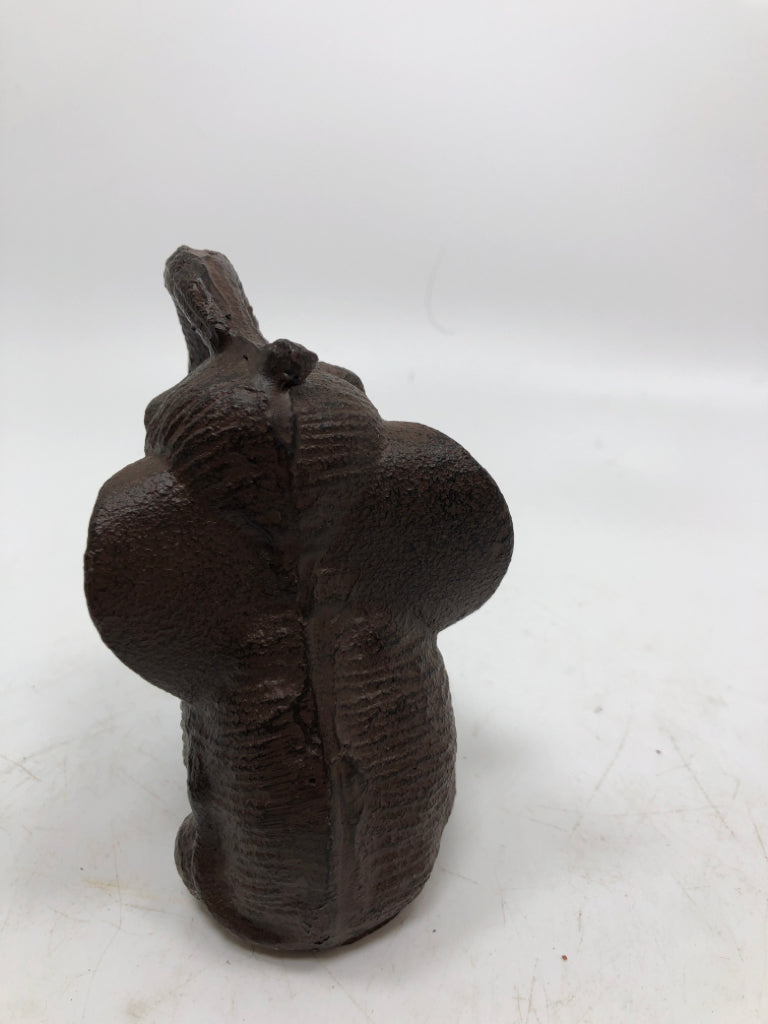 BROWN METAL ELEPHANT DECOR.