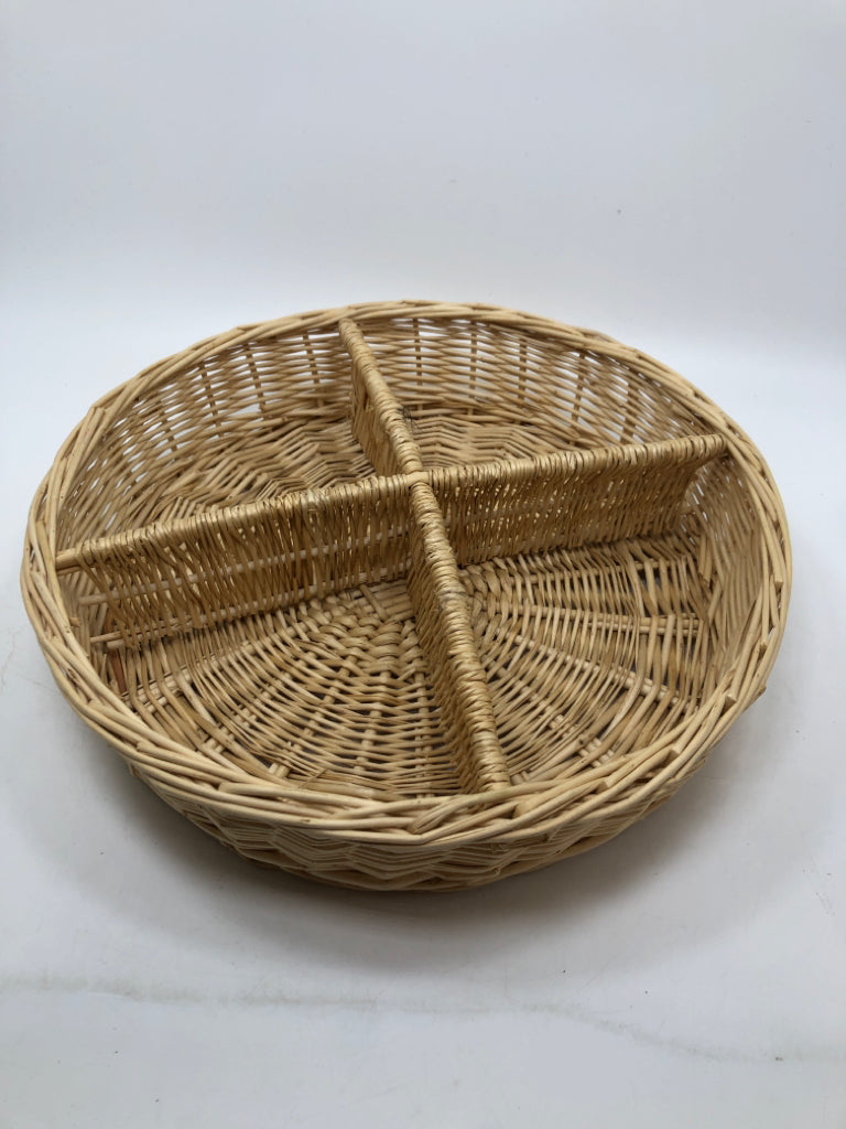 ROUND DIVIDED WICKER BASKET TRAY.