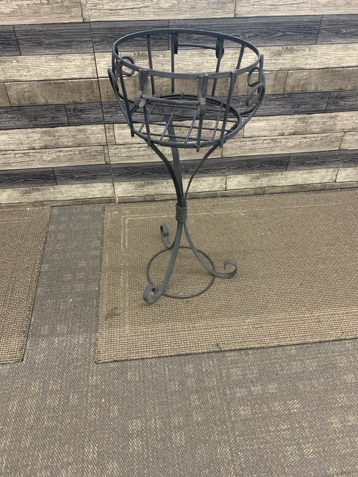2PC METAL SCROLL PLANT STAND.