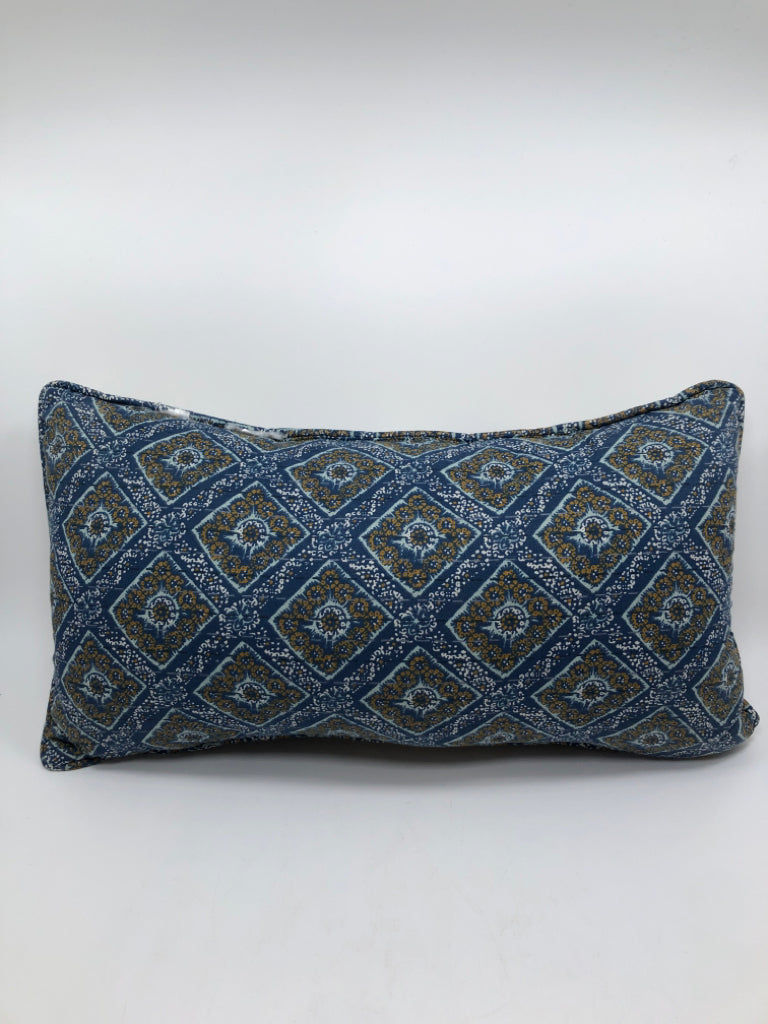 SM FLOREAL STITCHED RECTANGULAR PATTERNED PILLOW.