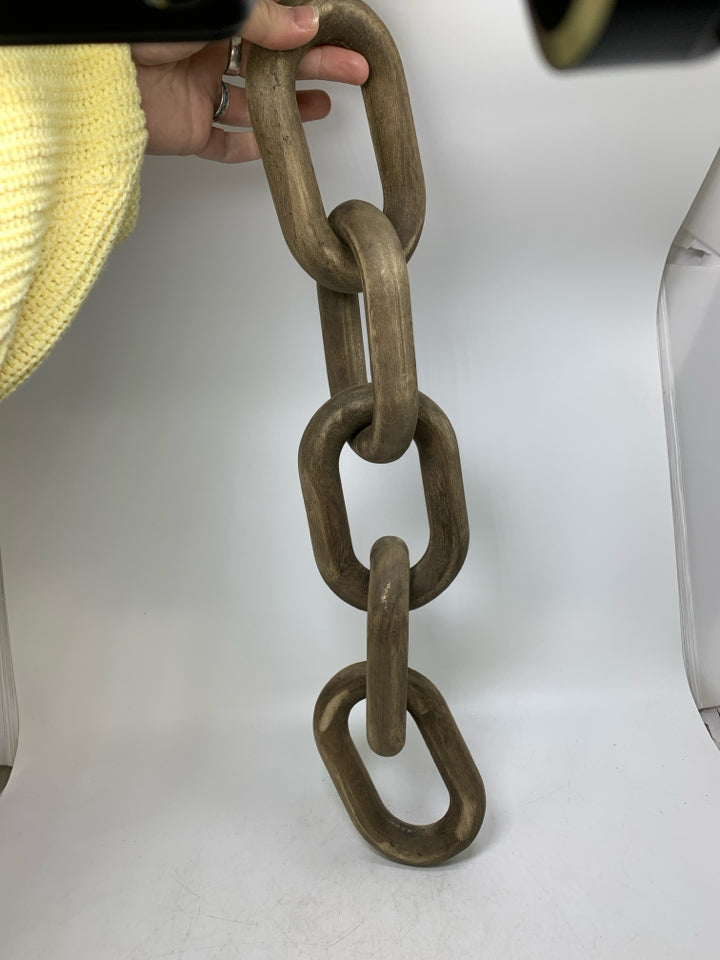 LIGHTWEIGHT WOOD CHAIN LINK DECOR.