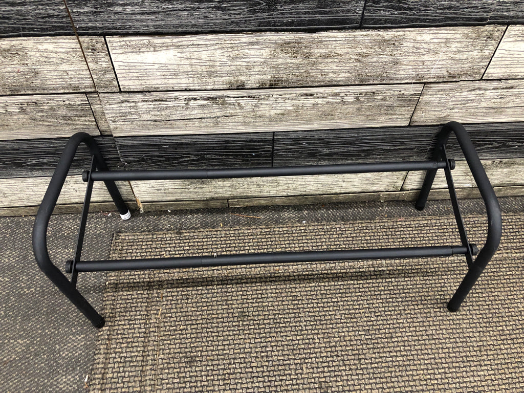 BLACK METAL ADJUSTABLE SHOE RACK.