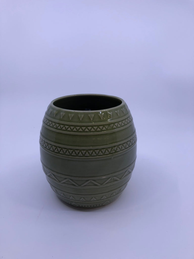 GREEN CERAMIC STRIPE PATTERN PLANTER.