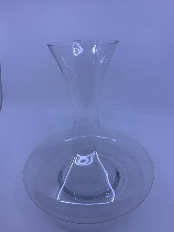 CLEAR GLASS DECANTER.