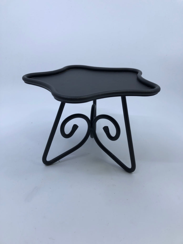 SMALL STAR PEDESTAL.
