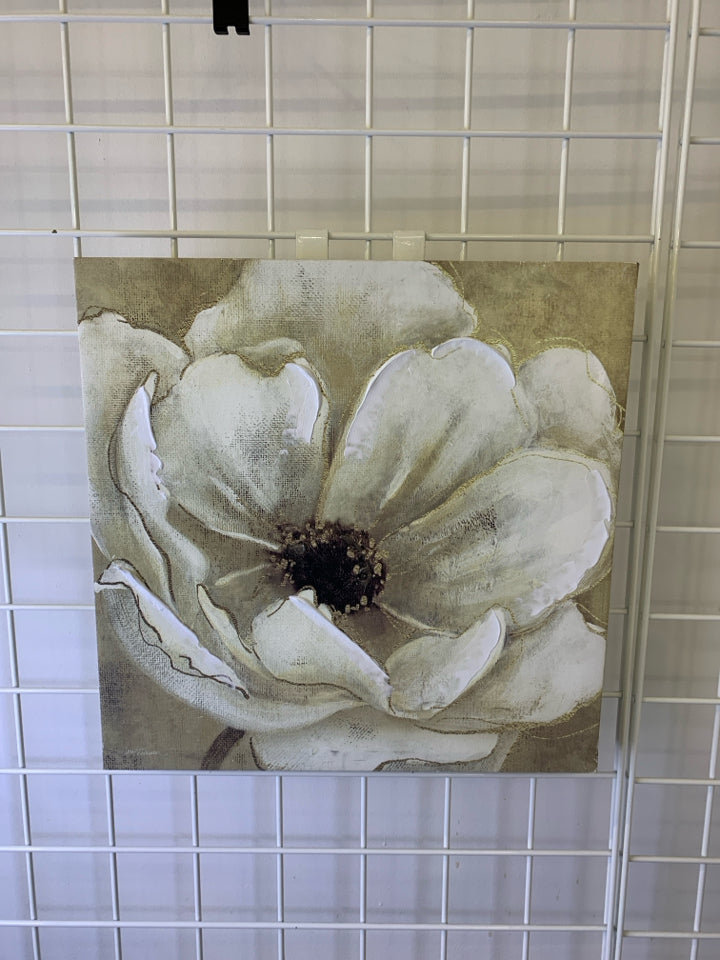 TAN AND WHITE FLORAL WALL CANVAS.