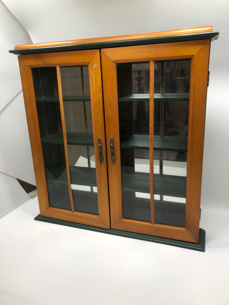GREEN/TAN WOOD DISPLAY CABINET W/4 SHELVES.