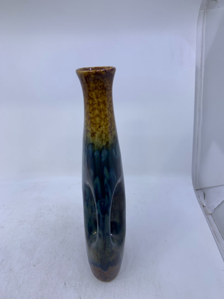 BLUE/TAN VASE W/ HANDLE.