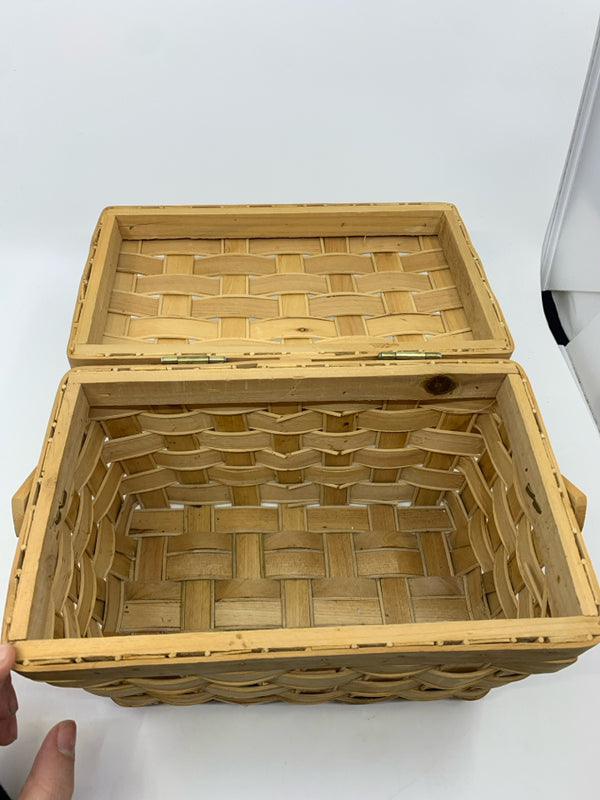 BLONDE WOVEN PICNIC BASKET W HANDLE.