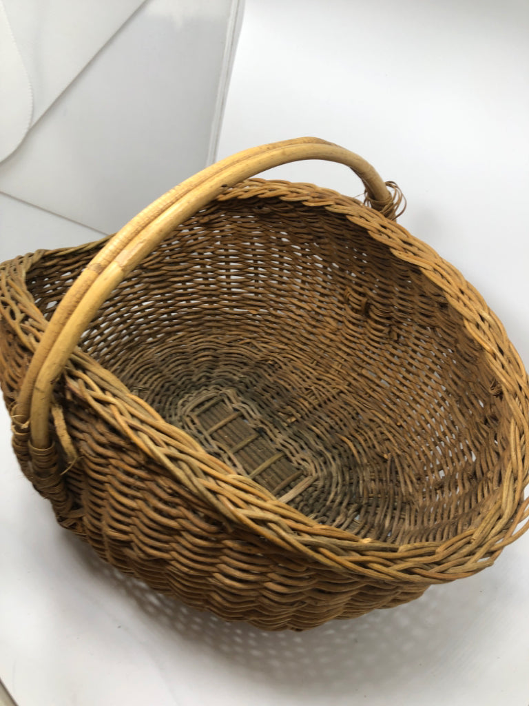 OVAL WOVEN BASKET.