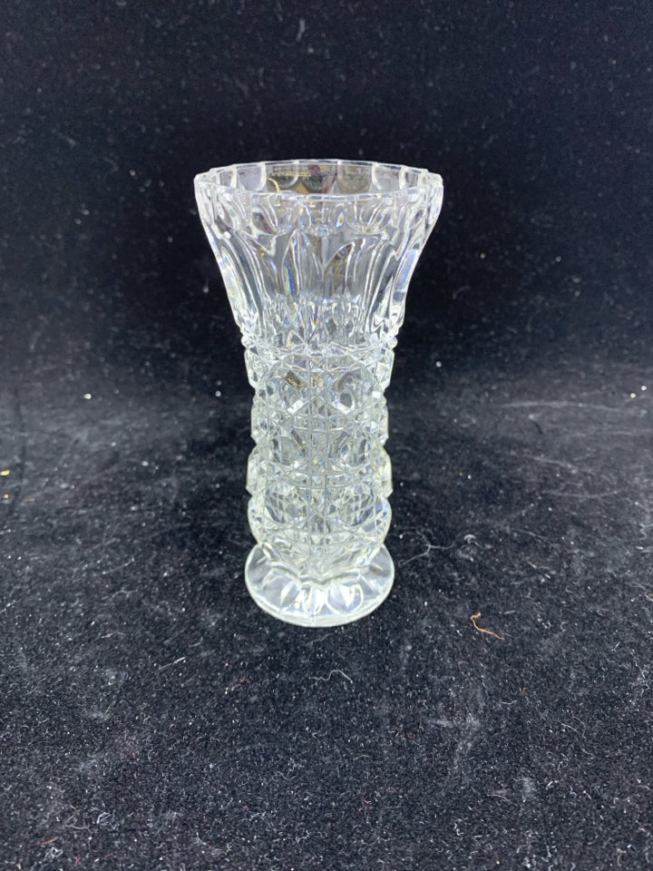 CRYSTAL GLASS DIAMOND CUT BUD VASE.