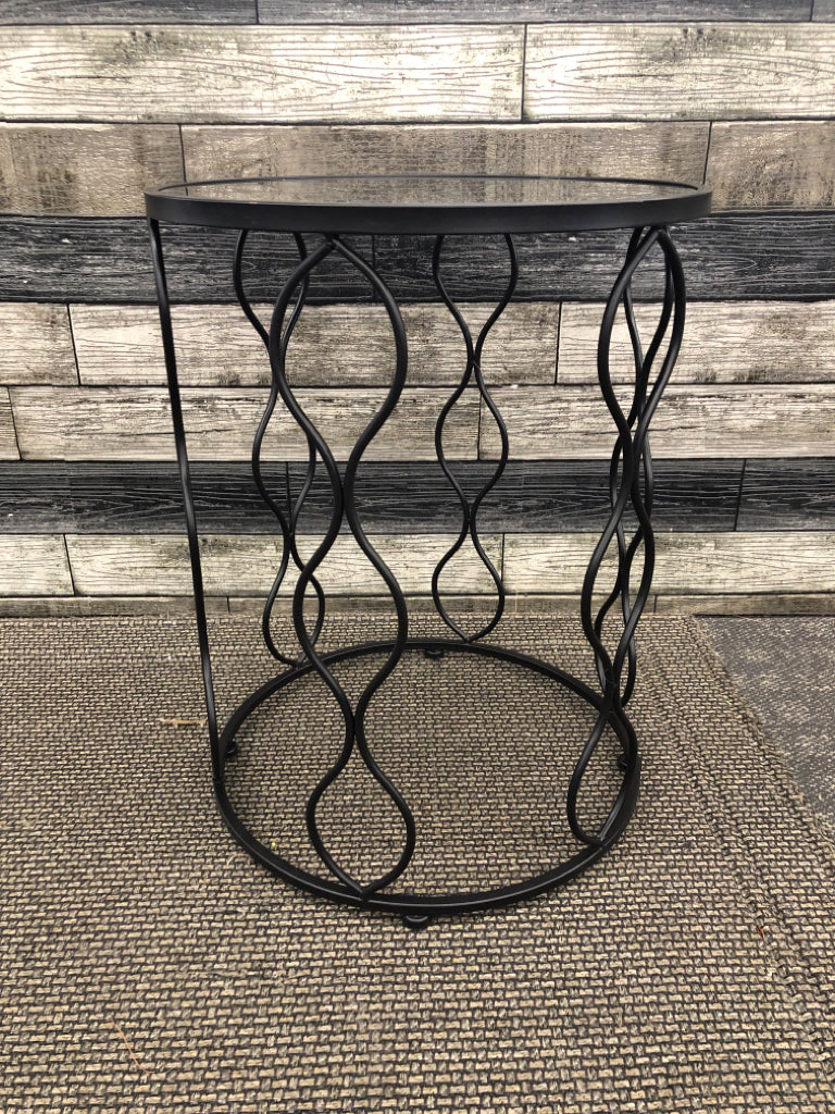 METAL WAVE SUPPORT END TABLE W/ MIRRORED TOP.
