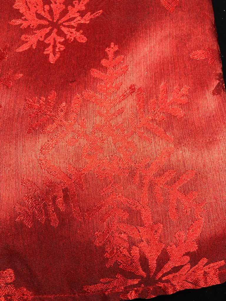 RED SNOWFLAKE TABLE CLOTH.