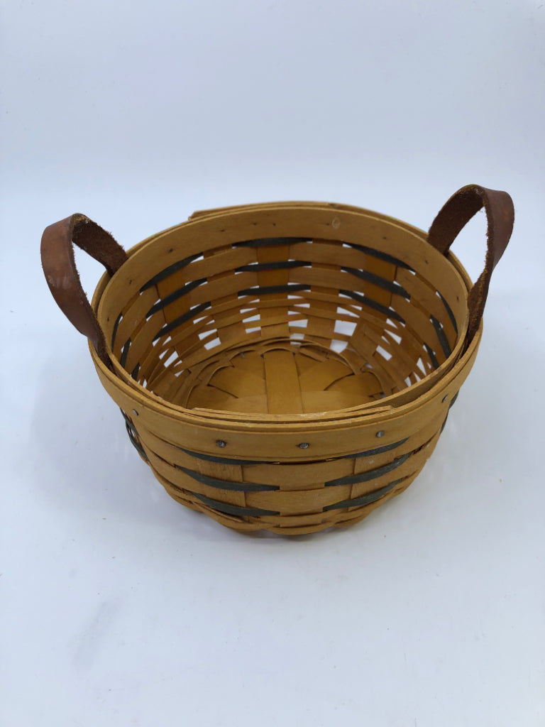 1998 SMALL ROUND BASKET W GREEN ACCENT AND LEATHER HANDLES.