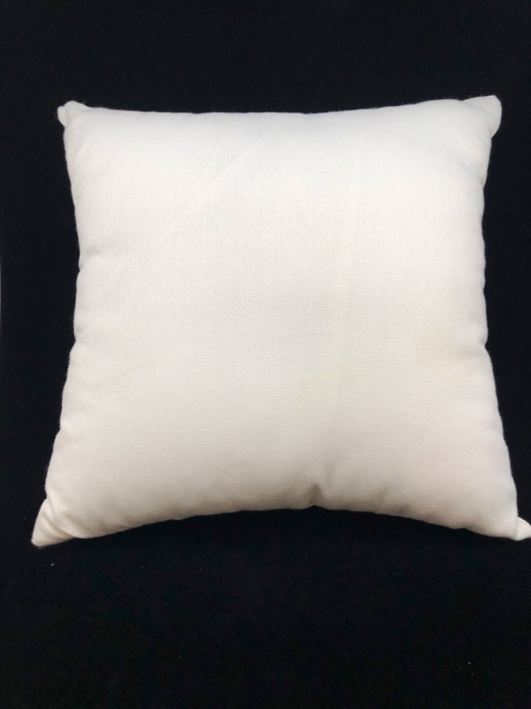 B&W TRIANGLE PILLOW.