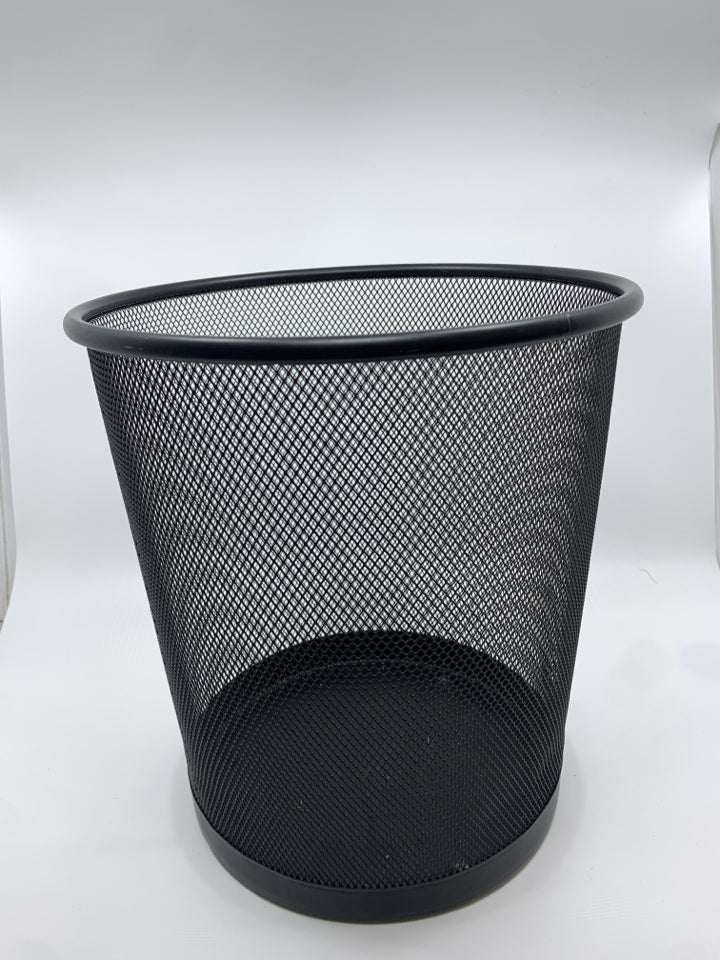 BLACK METAL TRASH CAN.