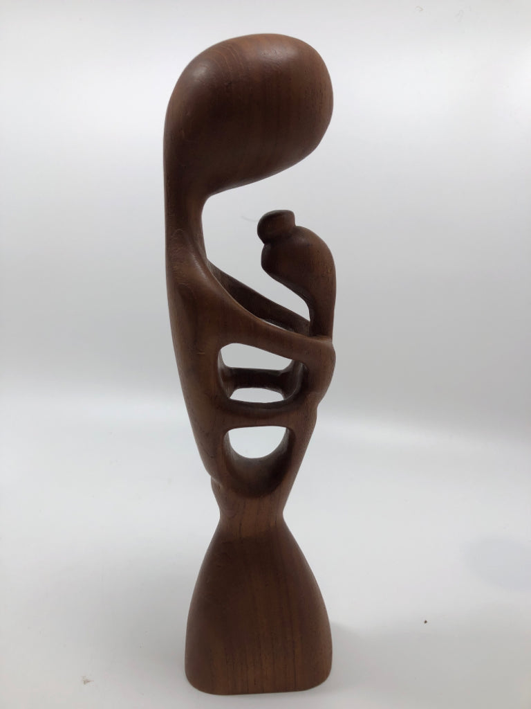 HAND CARVED MOTHER AND CHILD WOOD SCULPTURE.