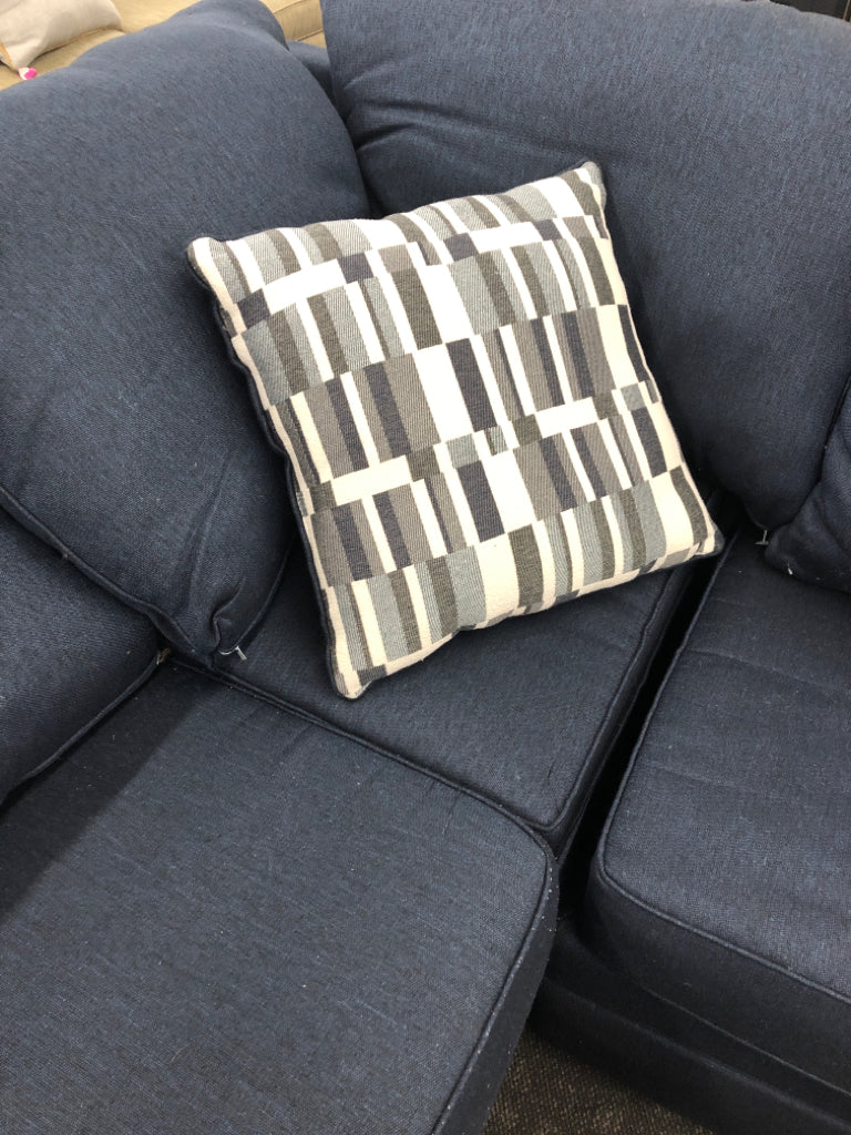 5PC BLUE CORNER SECTIONAL W/OTTOMAN 3 THROW PILLOWS.