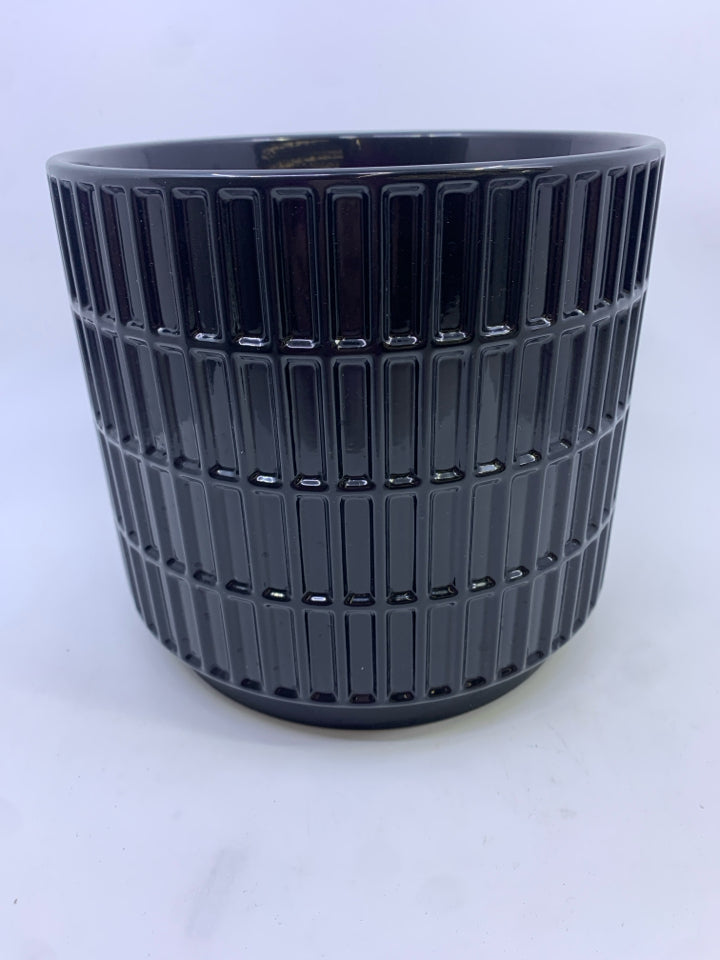 BLACK CERAMIC PLANTER.
