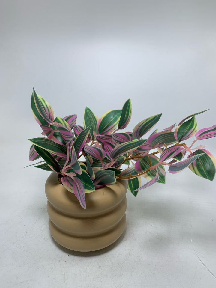 RIBBED TAN PLANTER W/ FAUX LEAVES.