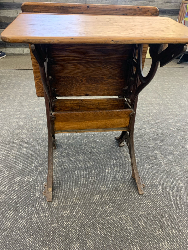 VTG ANTIQUE WOOD SCHOOL DESK W/BOOK CUBBY.