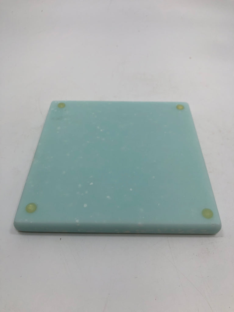 BLUE/WHITE SQUARE TRIVET.
