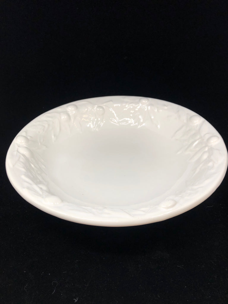 LG WHITE CERAMIC SERVING BOWL W/EMBOSSED LEAVES.