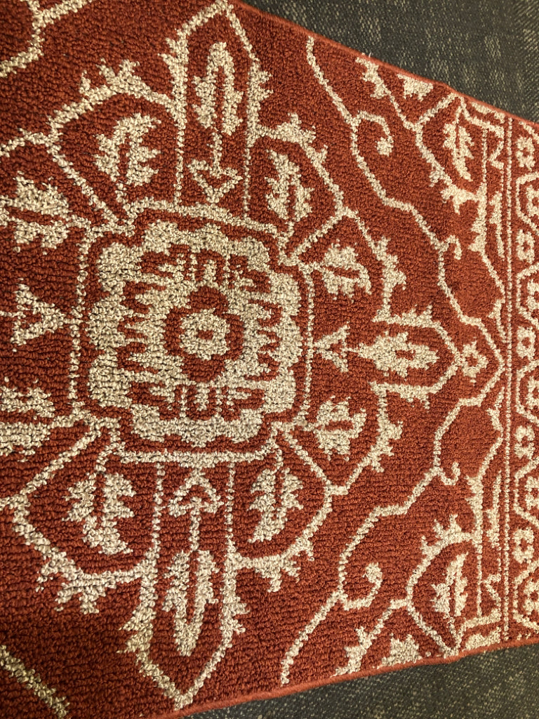 PUMPKIN PIE/WHEAT MEDALLION PATTERN AREA RUG.