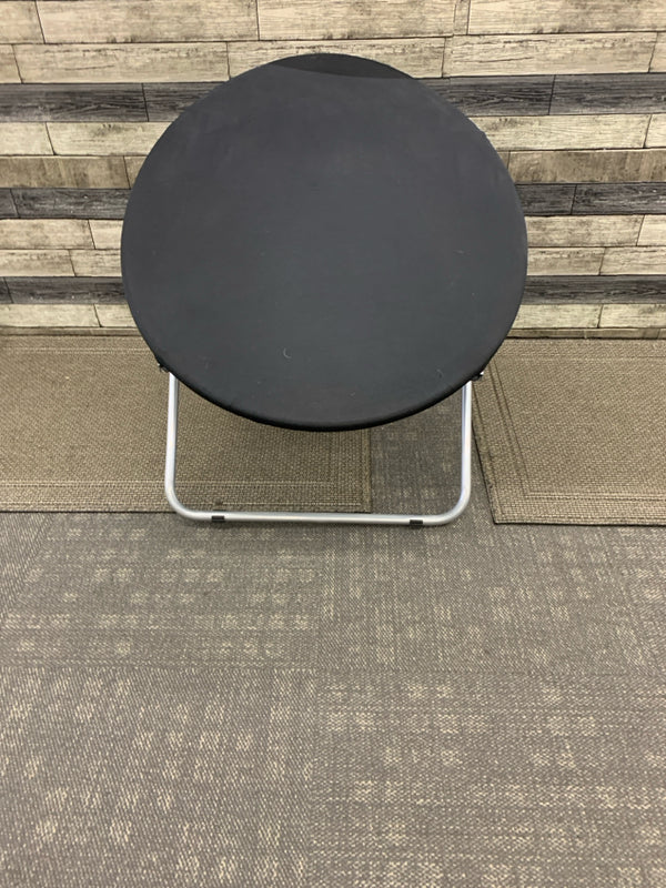 BLACK MESH CIRCLE FOLDABLE CHAIR.