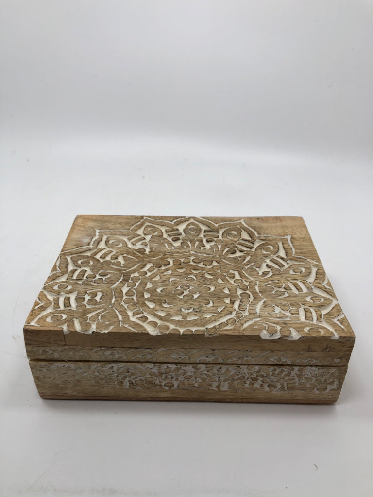 MEDALLION CARVED WOOD BOX.