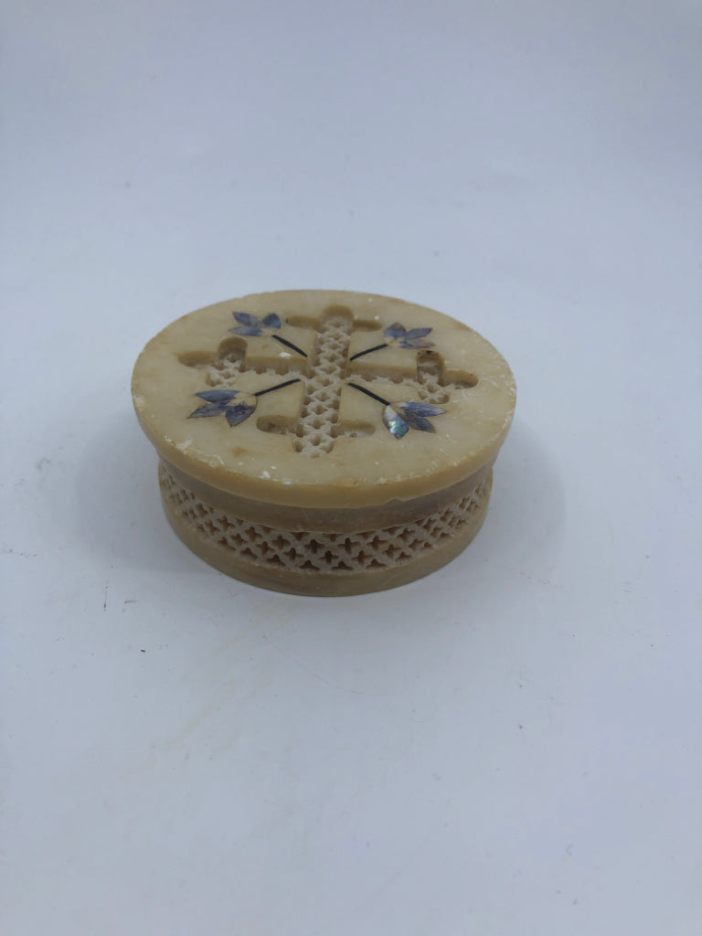 SMALL ROUND SHELL TRINKET BOX.
