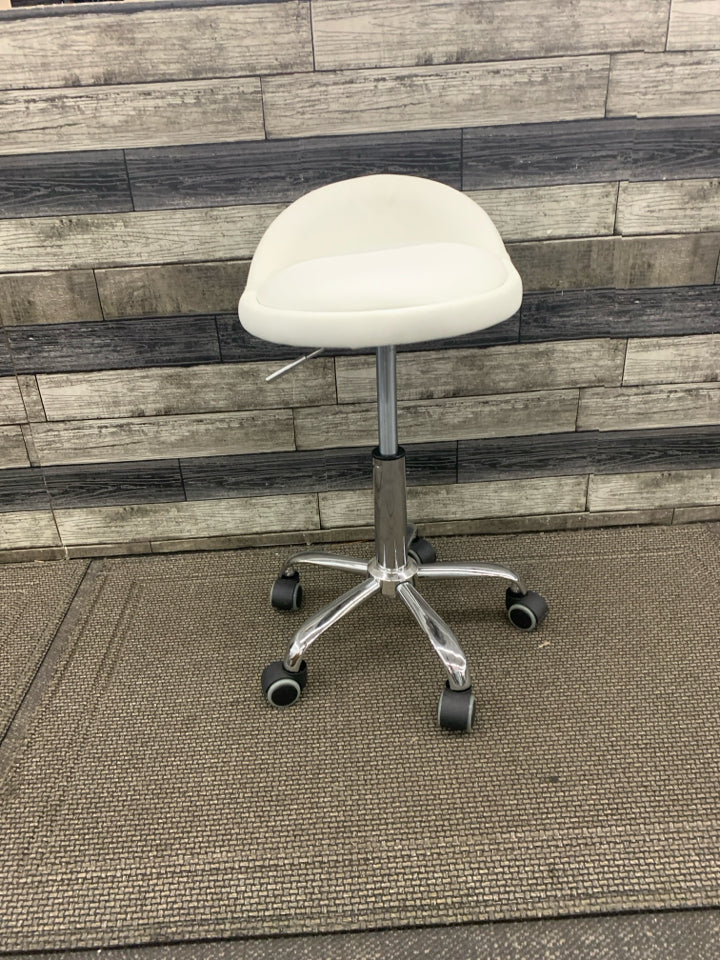 WHITE LEATHER ADJUSTABLE SPINNING CHAIR/ STOOL LOW BACK ON WHEELS.