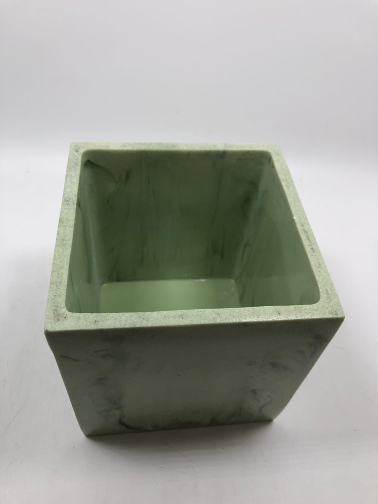 HEAVY GREEN MARBLED TISSUE BOX HOLDER.