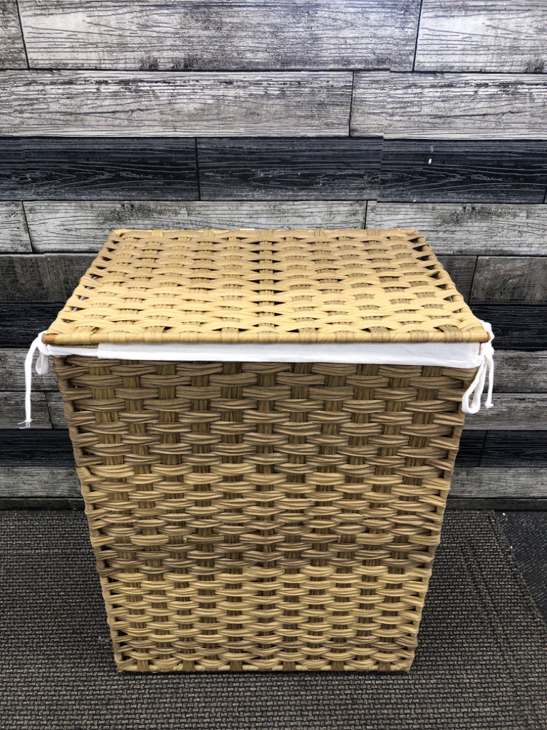 COLLAPSIBLE PLASTIC WICKER LANDRY HAMPER W/ FABRIC LINING.