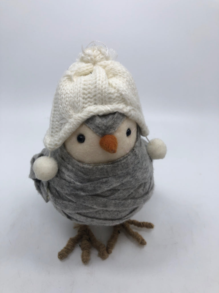 SPRITZ BIRD WHITE KNIT HAT.