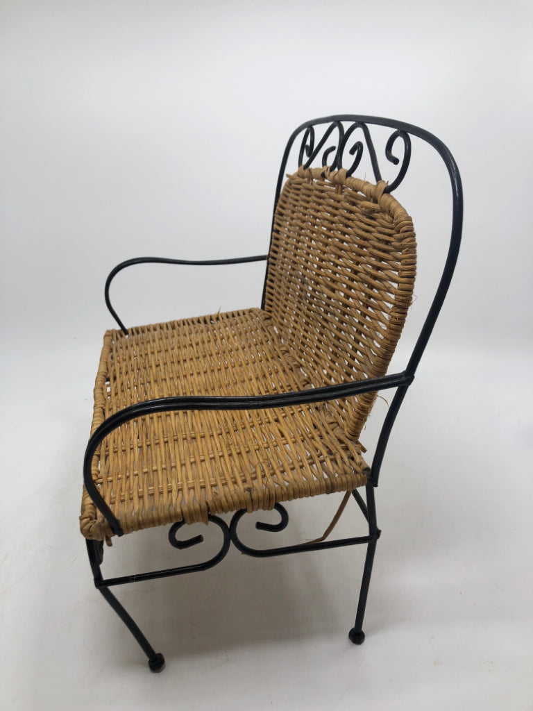 MINI WICKER & METAL BENCH.